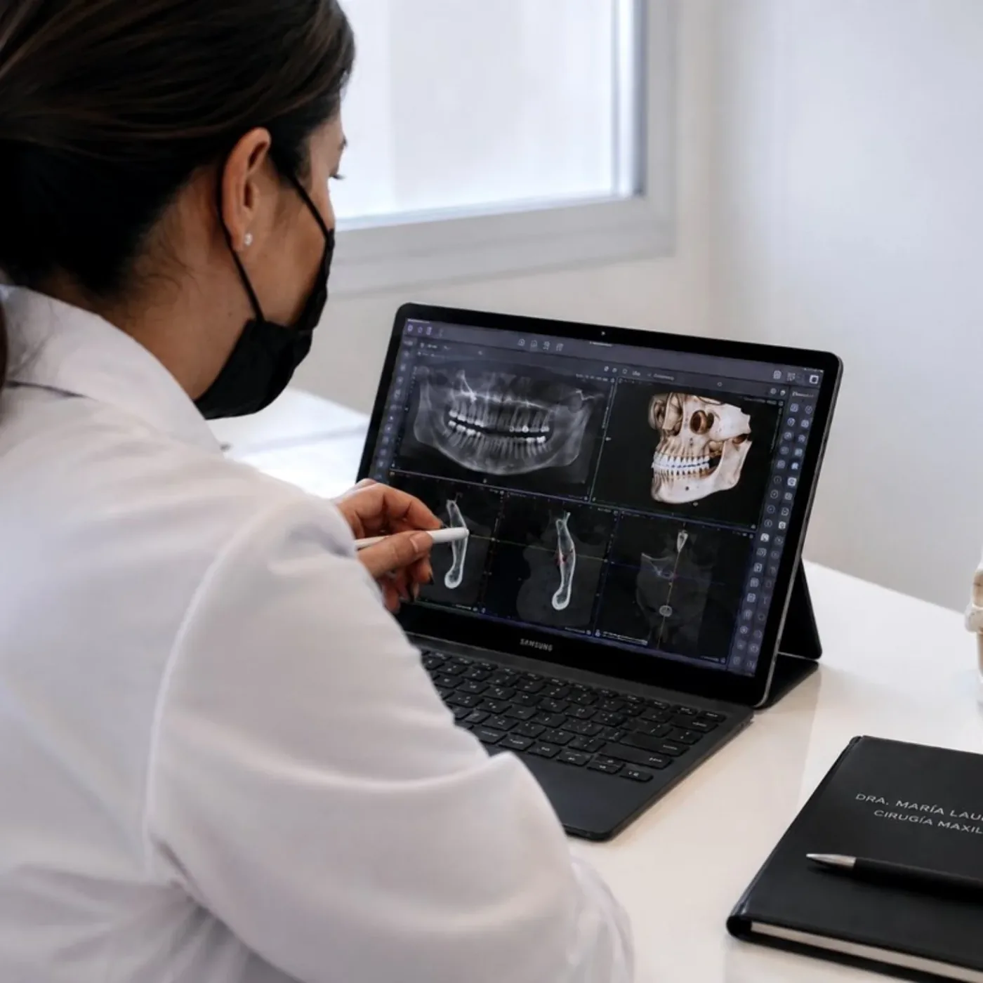 Dra. María Laura Delgado evaluando una tomografía para planificación quirúrgica